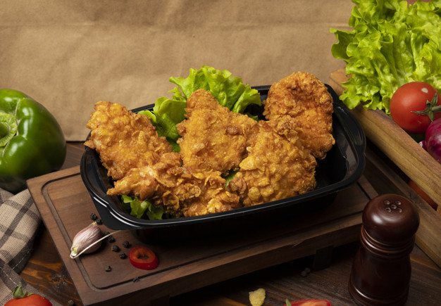 Crispy chicken drumsticks grilled kfc style with crackers.